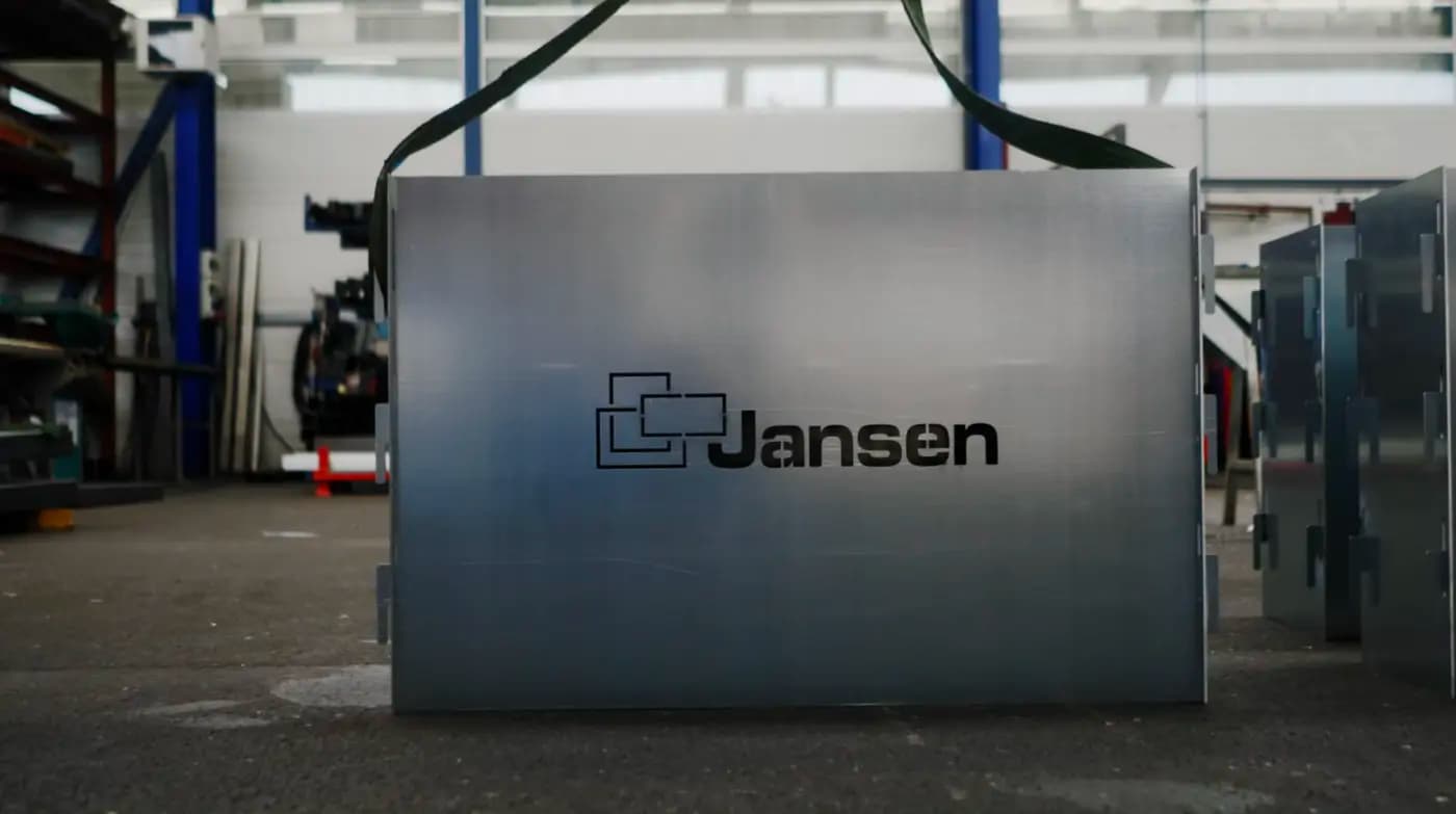 Jansen Industrietor mit Logo in einer Produktionshalle