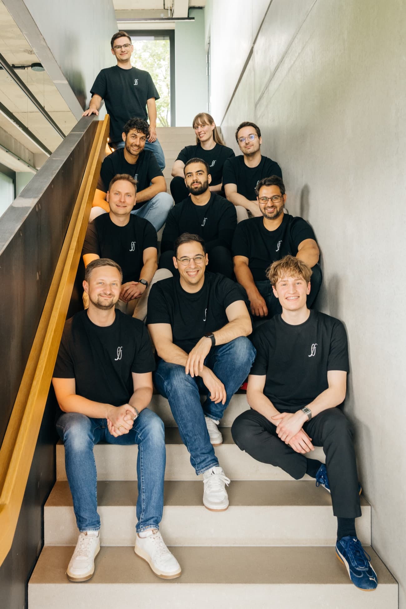 Das Team von Unfuture auf einer Treppe im Büro.