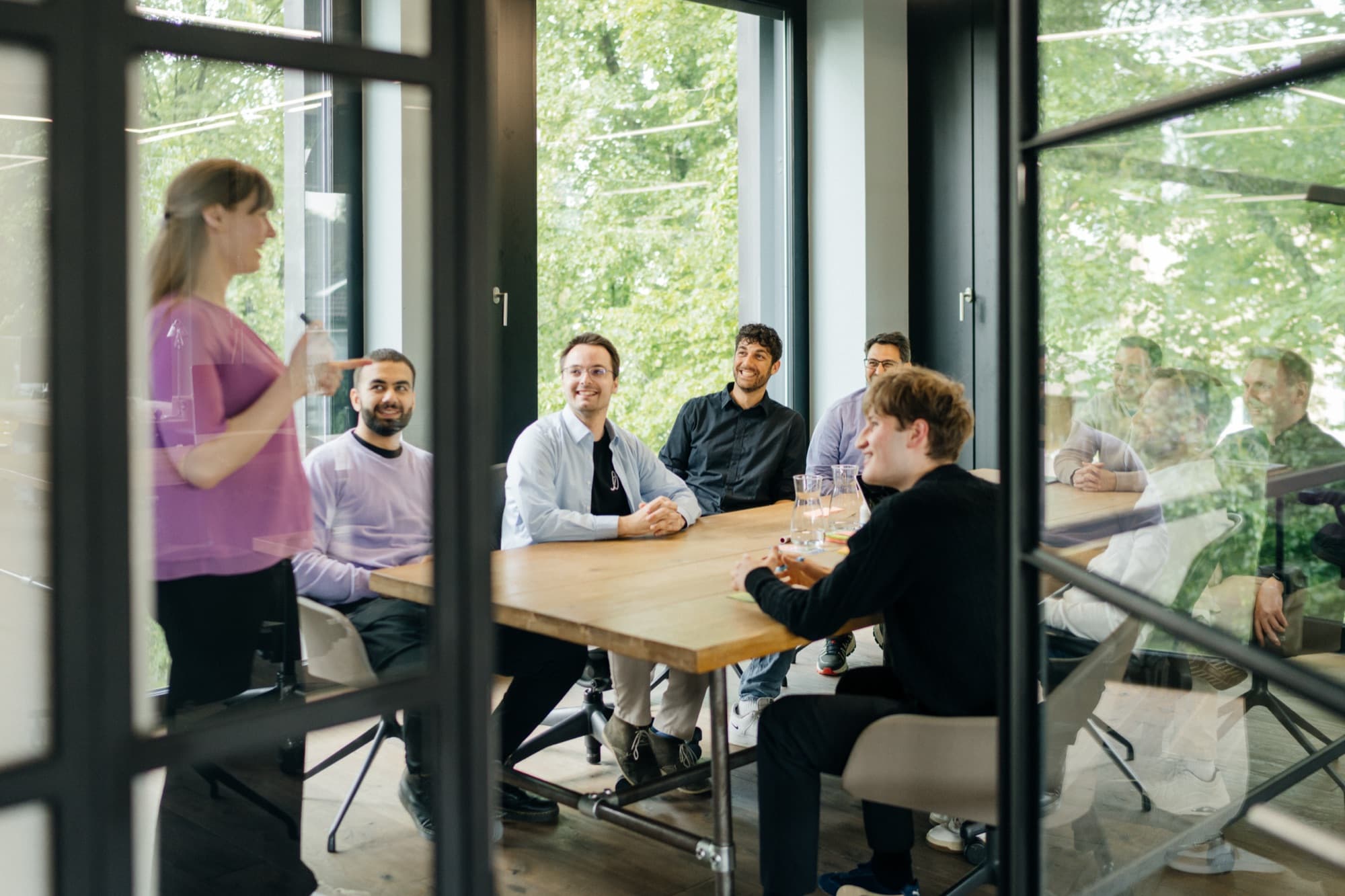 Unfuture-Team in einem gemeinsamen Workshop am Tisch.